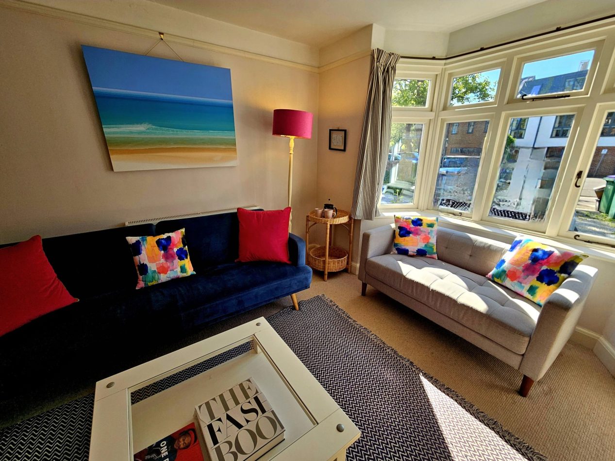 Rich colours and warm touches create a lounge that feels both uplifting and effortlessly cosy.