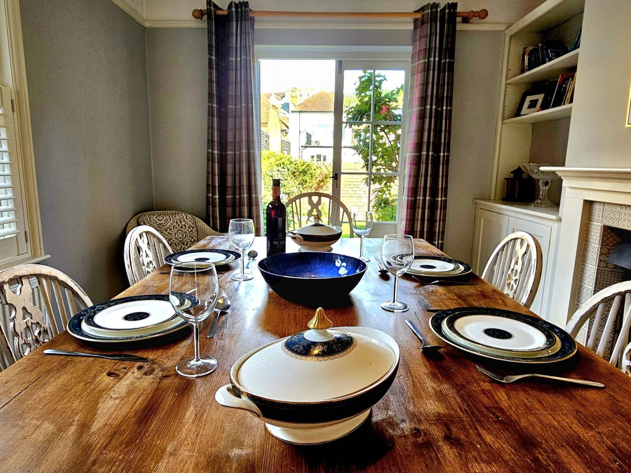 A table set, glasses ready and space for everyone, made for long, laughter-filled meals together.