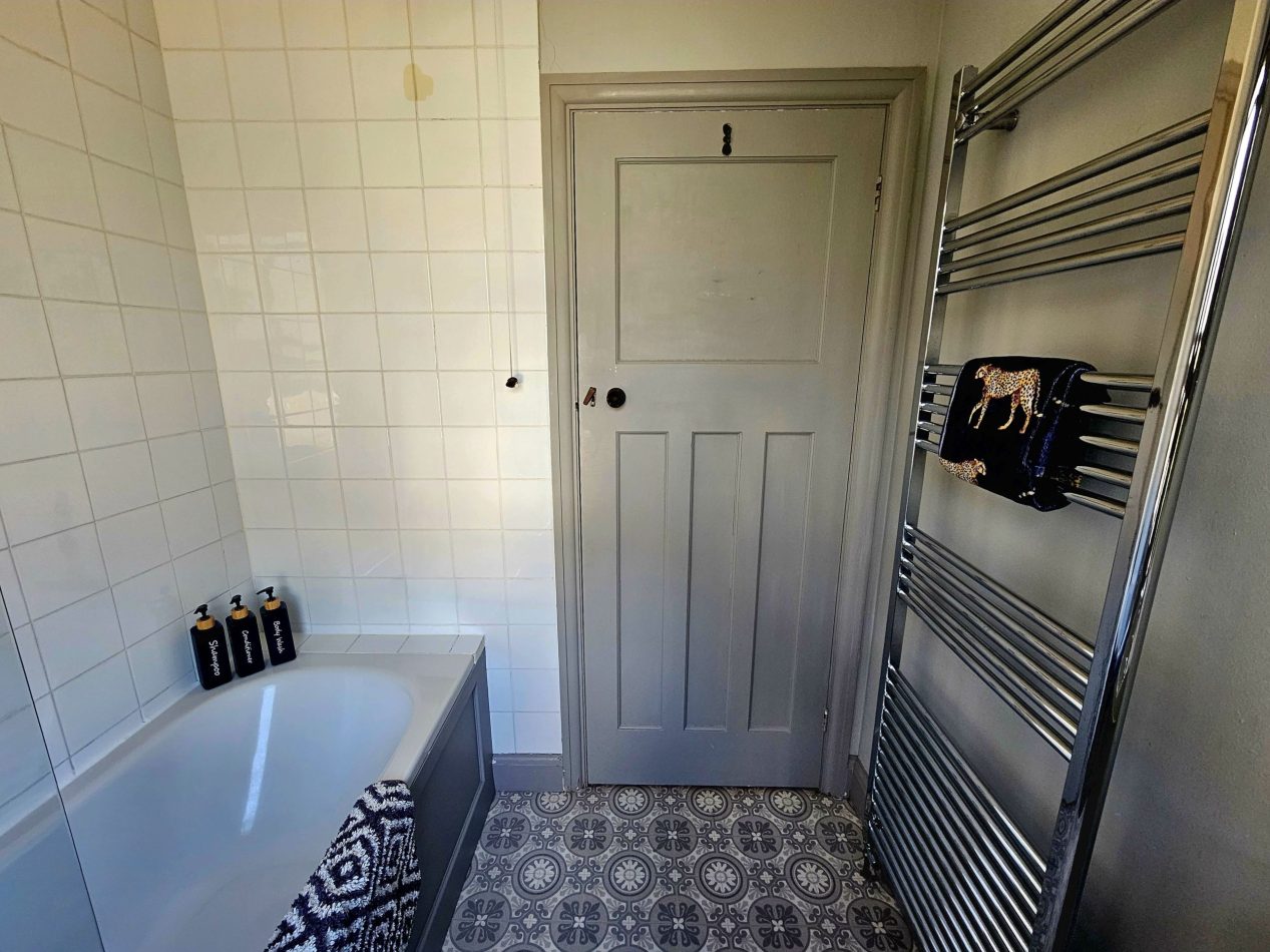 Sink into a long, unhurried soak, where warm water and a peaceful setting offer the perfect way to relax and fully switch off.
