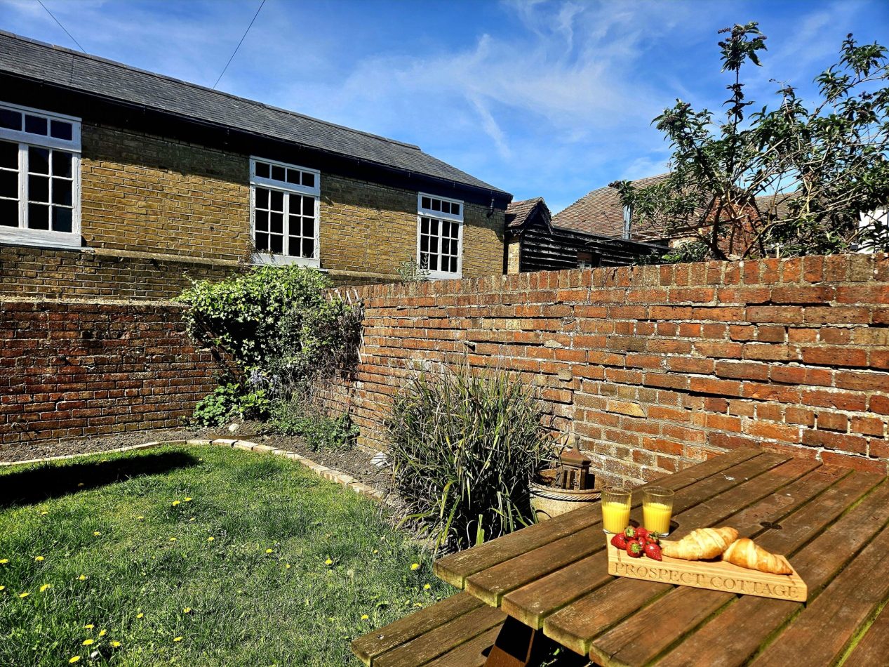 dogs to roam safely at this Hythe holiday cottage, ideally located near the beach and high street.