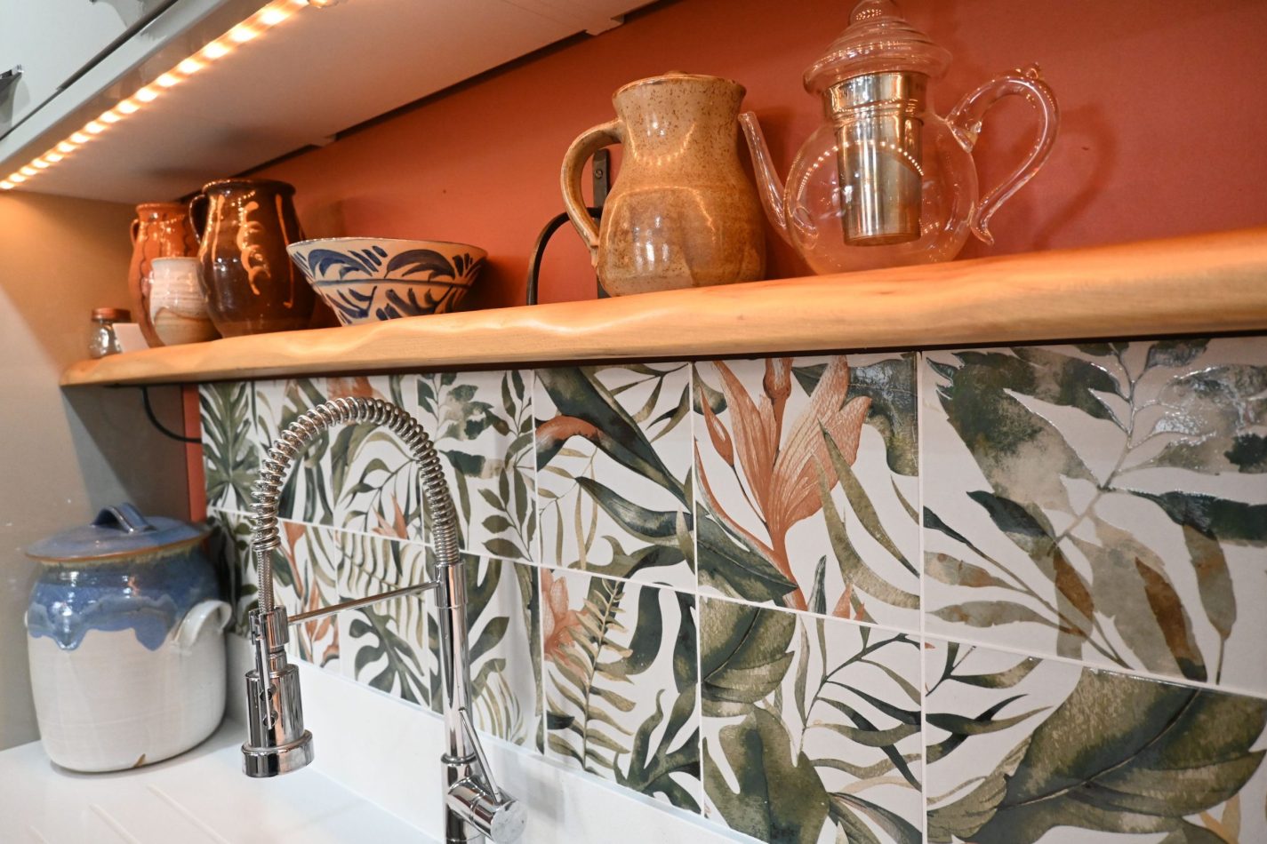 Your kitchen is finished with pretty terracotta and green tiling running along the sides, adding warmth and character to your central Sandwich apartment—perfect for relaxed cooking and sociable moments.