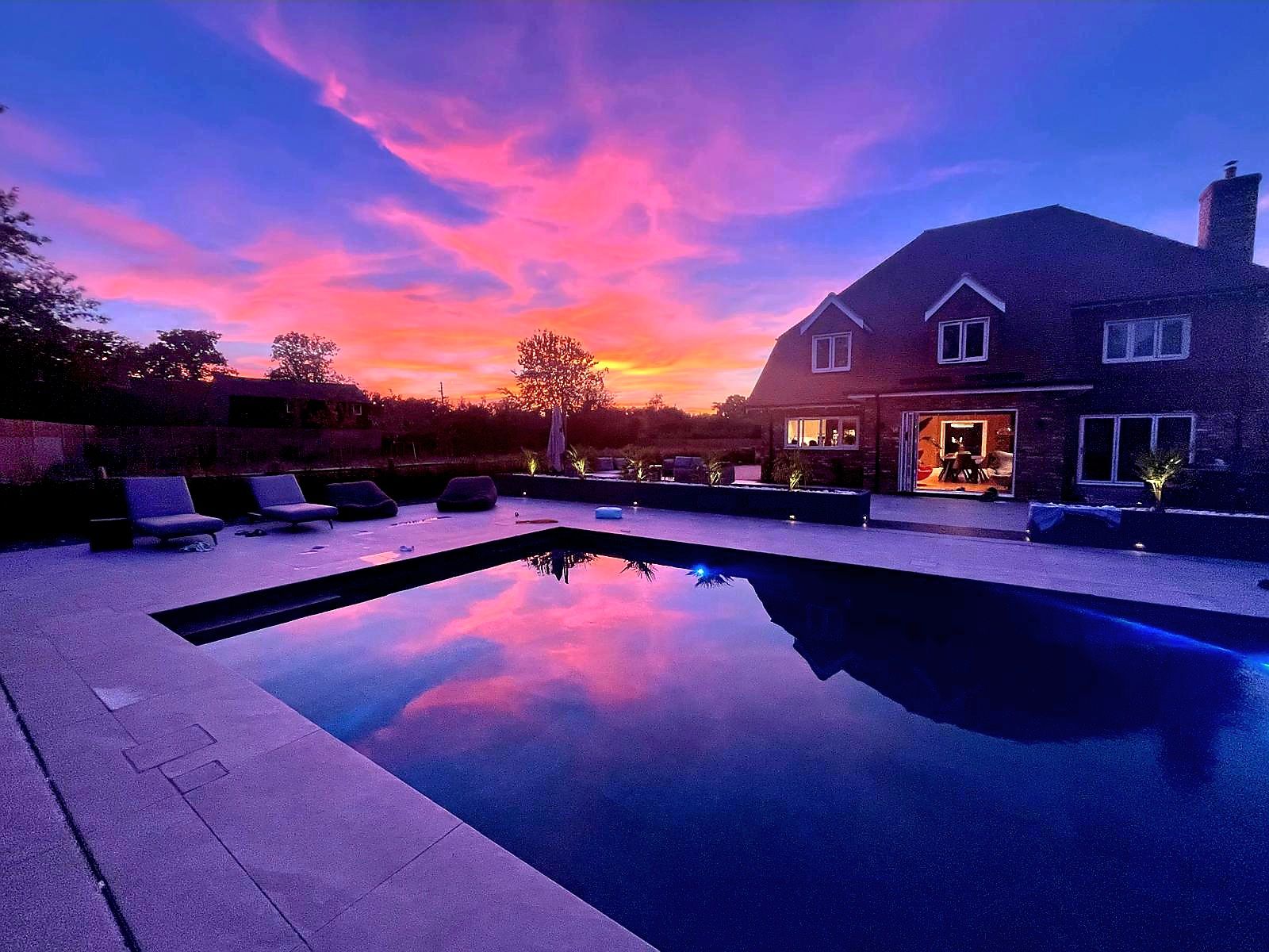 Unwind in the outdoor heated pool as the Kent sunset paints the sky in golden hues. Perfect for relaxing evenings, al fresco drinks and peaceful countryside stays, this luxury holiday home delivers unforgettable sunset views every night.