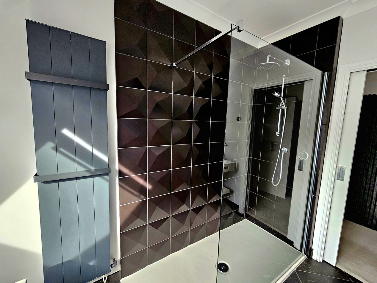 Enjoy the best of both with an ensuite featuring a large walk-in shower and a full bath. Perfect for quick refreshes or long, relaxing soaks during your stay in this luxury Kent holiday home.