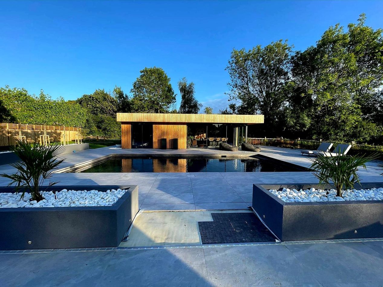 Enjoy the outdoor heated pool with a stylish pool house, outdoor kitchen and dining area, all set within extensive grounds. Perfect for entertaining, summer stays and luxury countryside escapes in Kent.