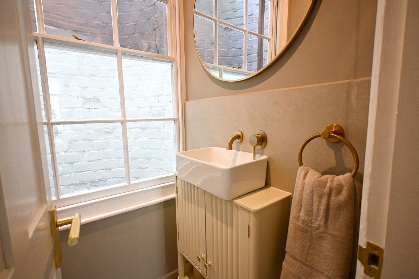 Beautifully styled with elegant gold accents and contemporary finishes, this convenient ground-floor cloakroom adds a touch of boutique luxury to your stay. Perfectly positioned for guests gathering in Kent House's spacious living and dining areas.