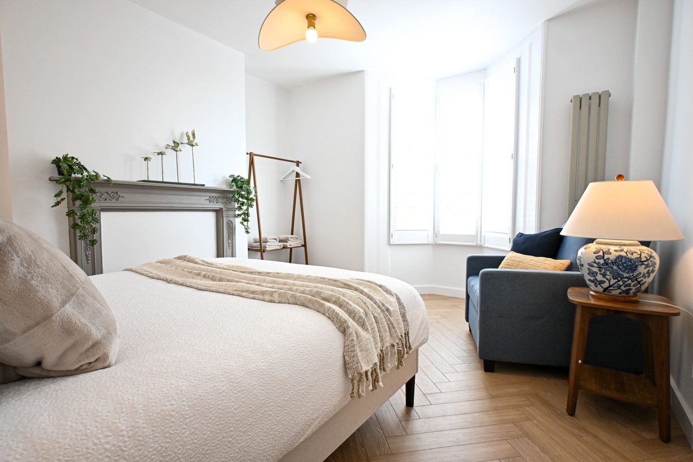 Stretch out and unwind in this beautifully appointed bedroom, complete with a comfortable seating area and luxurious roll-top bath. Flooded with natural light and styled in calming coastal tones, it's the perfect private retreat after a day exploring Rams
