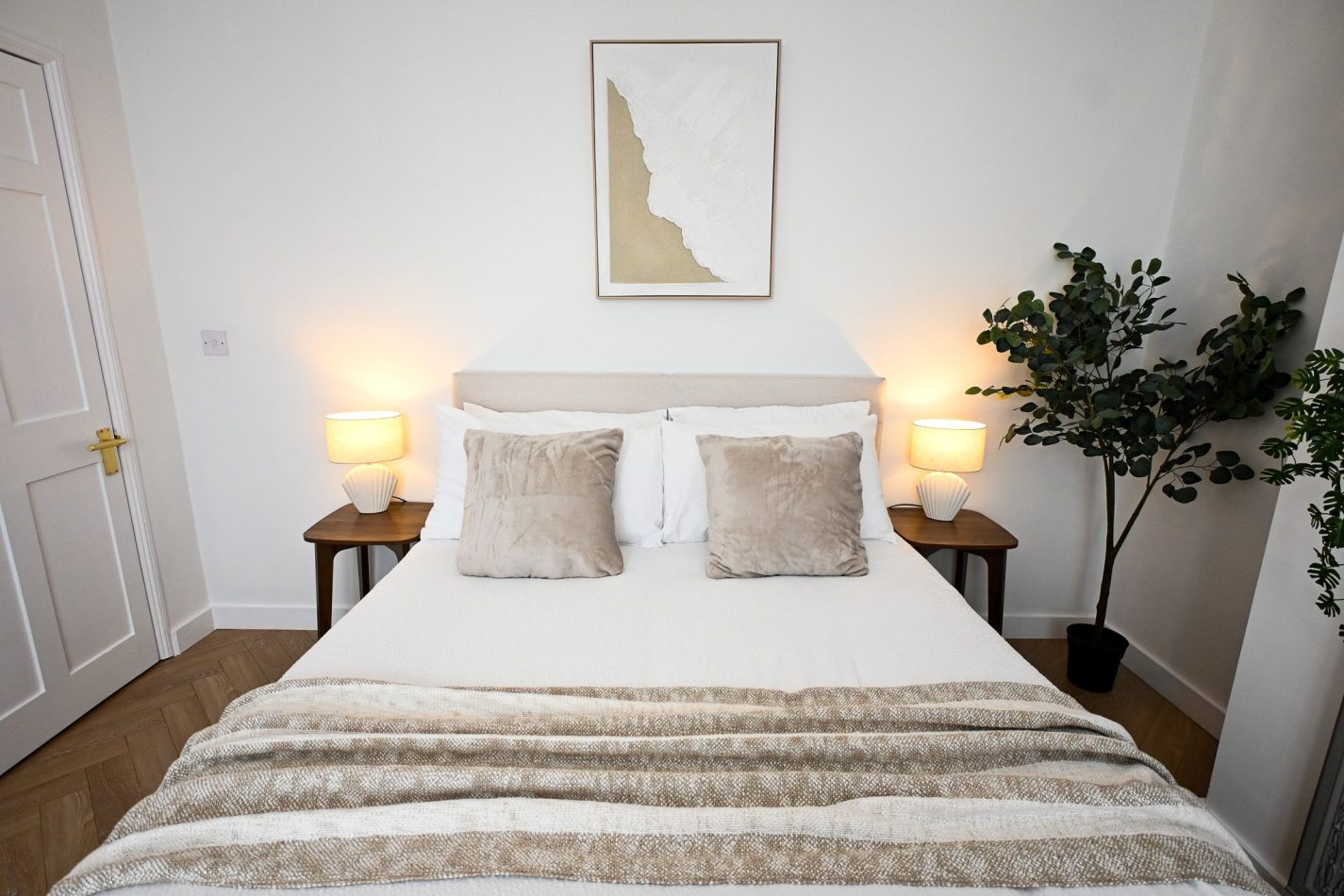 Designed for restful nights and slow holiday mornings, this elegant king bedroom blends soft coastal tones with boutique-style comfort. Sink into crisp linens, unwind after a day by the sea and wake refreshed for another day exploring Ramsgate's Royal Har