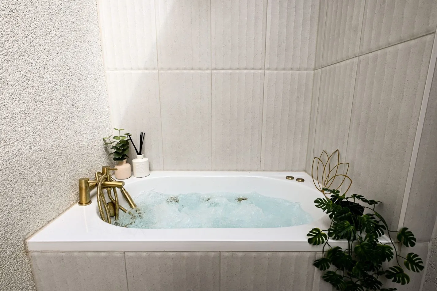An unexpected hidden gem, this mini jacuzzi spa tub is tucked away within Kent House's private wellness courtyard. Perfect for a relaxing soak beneath the open sky after a day spent exploring Ramsgate's harbour, beach and vibrant coastal town centre.