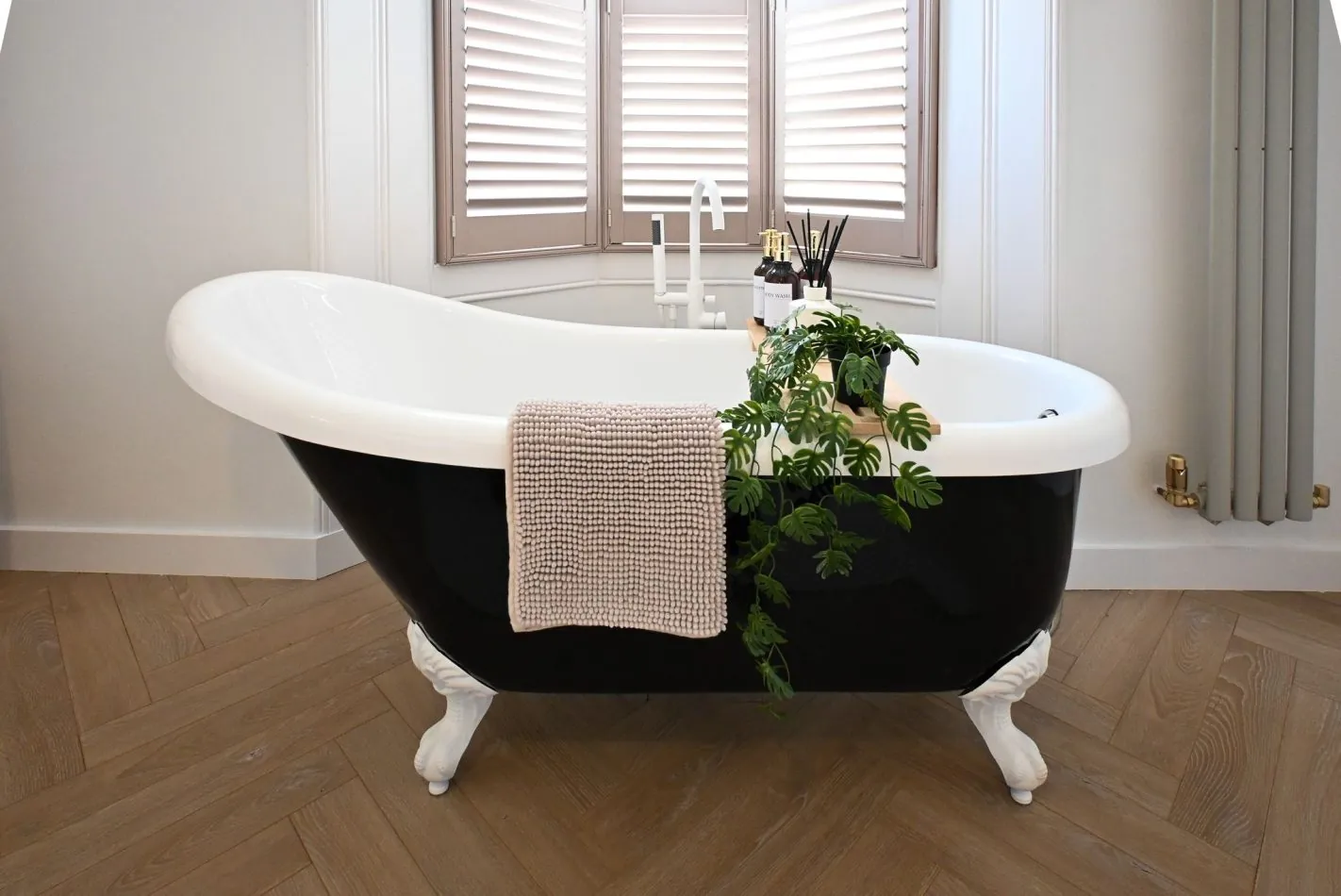 Wake in one of Kent House's most luxurious bedrooms, where a stunning freestanding roll-top bath takes centre stage. Soak, relax and unwind in your own private sanctuary before heading out to explore Ramsgate Harbour and the nearby beach.