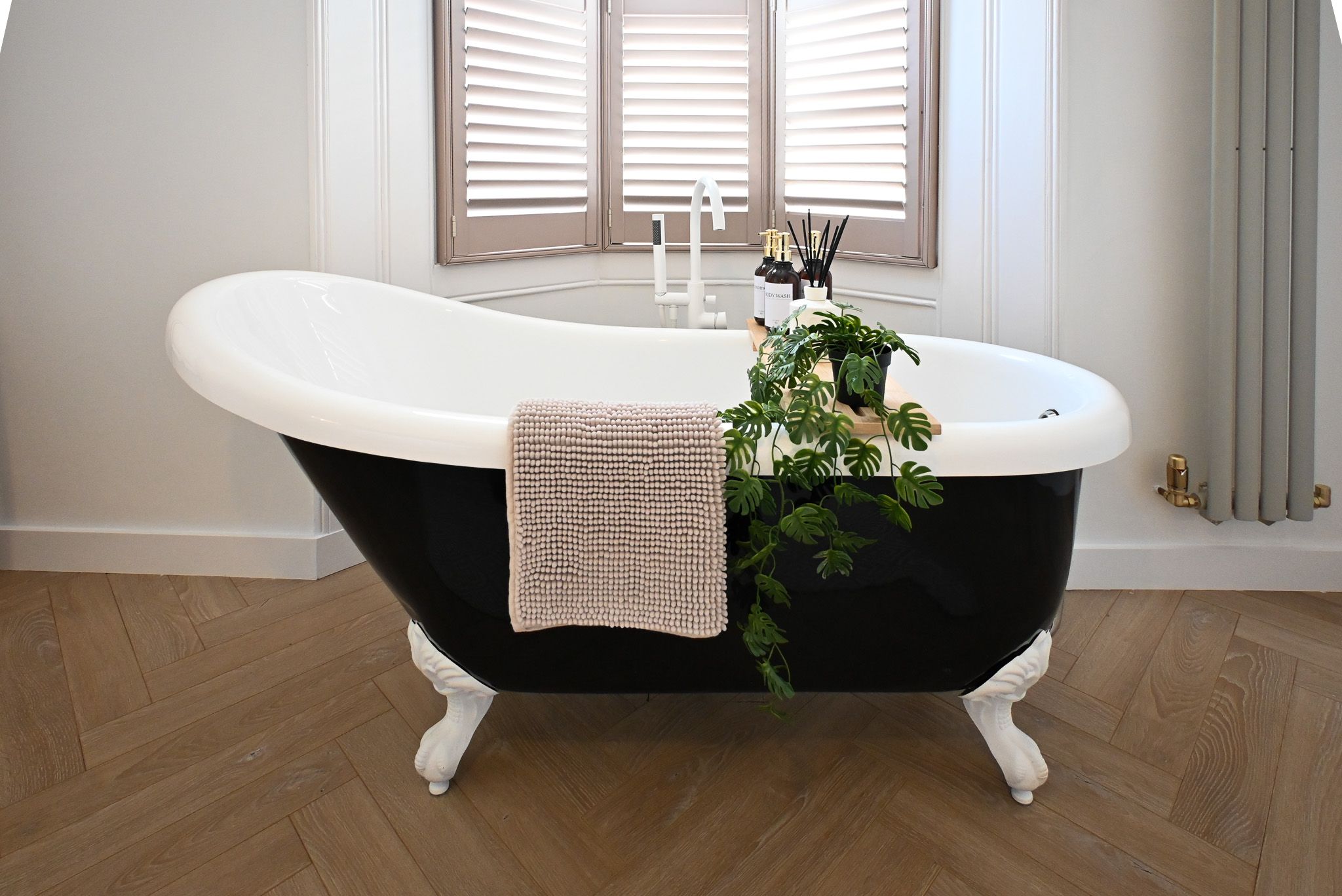 Wake in one of Kent House's most luxurious bedrooms, where a stunning freestanding roll-top bath takes centre stage. Soak, relax and unwind in your own private sanctuary before heading out to explore Ramsgate Harbour and the nearby beach.