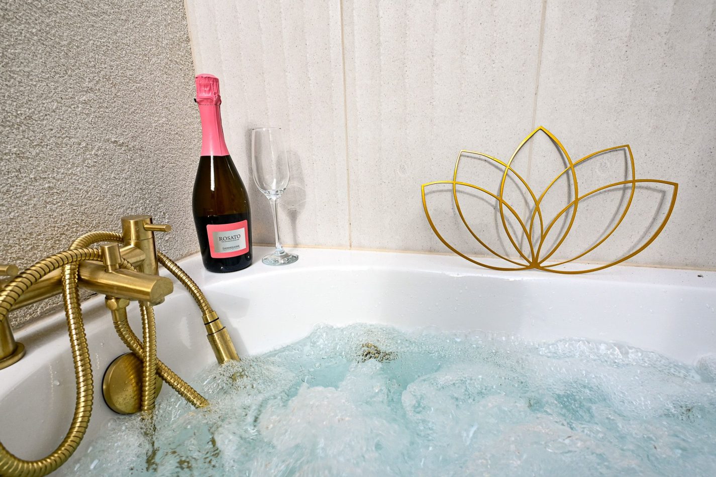 Pour a glass of fizz and slip into the bubbling mini jacuzzi tub, tucked away in Kent House's private spa courtyard. Small in size but big on relaxation, it's the perfect place to unwind beneath the open sky after a day exploring Ramsgate Harbour and the