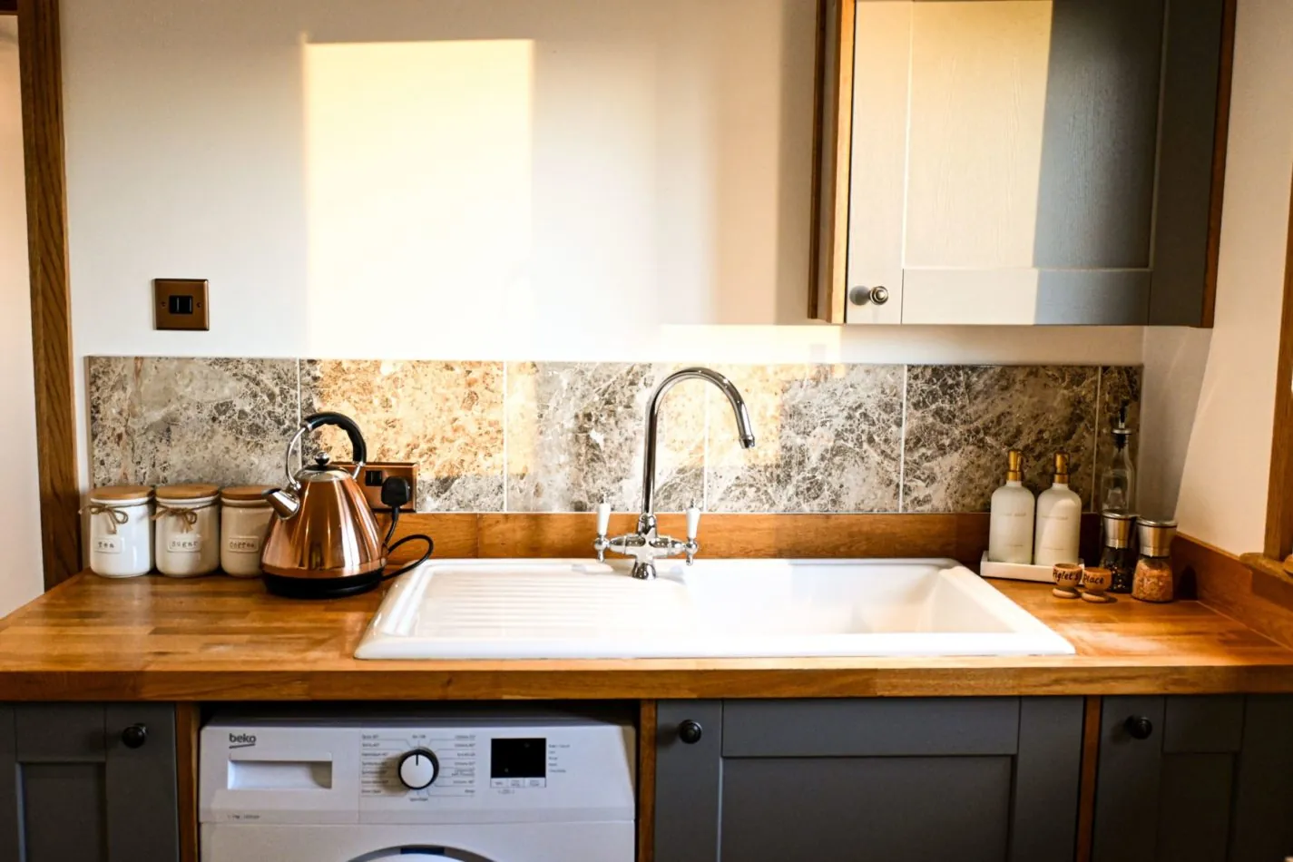 Cook together in the stylish, well-equipped kitchen, with a dishwasher to take care of the clearing up afterwards.