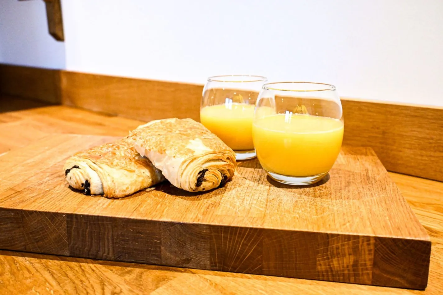Enjoy an unhurried holiday breakfast at the cabin—fresh pastries and chilled orange juice taste even better surrounded by peaceful countryside.