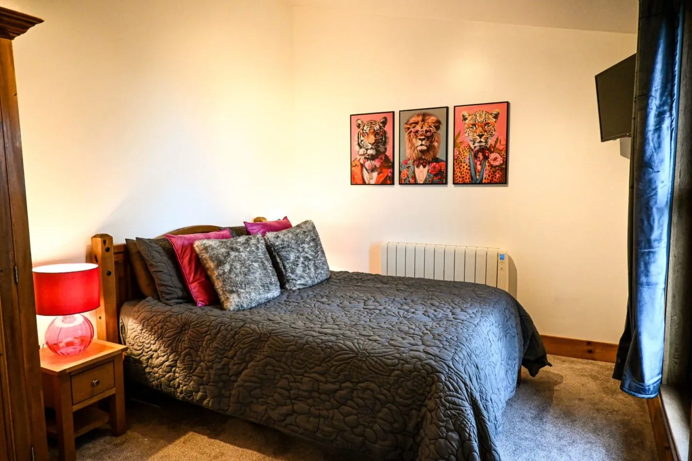 Sink into the cosy double bed, surrounded by colourful cushions, characterful artwork and the peaceful stillness of the Kent countryside.