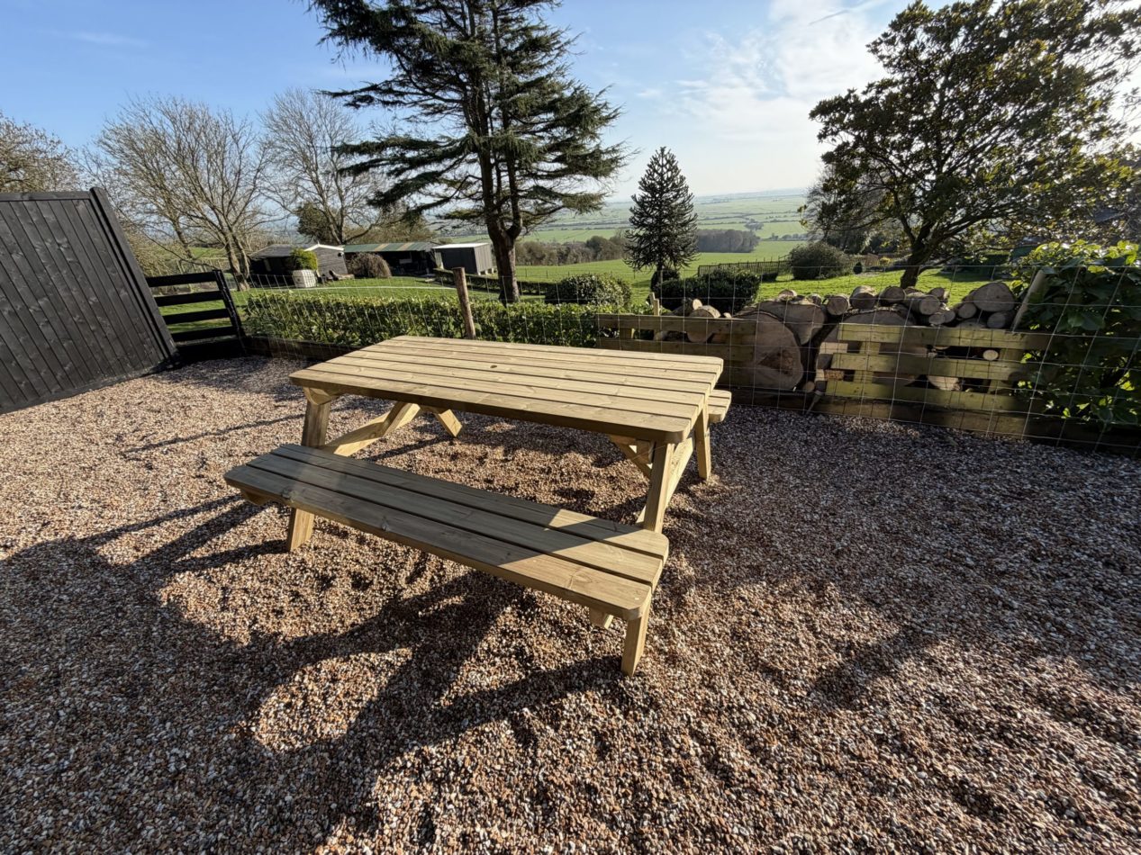 Gather around the outdoor picnic table for sunny breakfasts, relaxed lunches or evening drinks while soaking up the cabin’s peaceful rural surroundings.