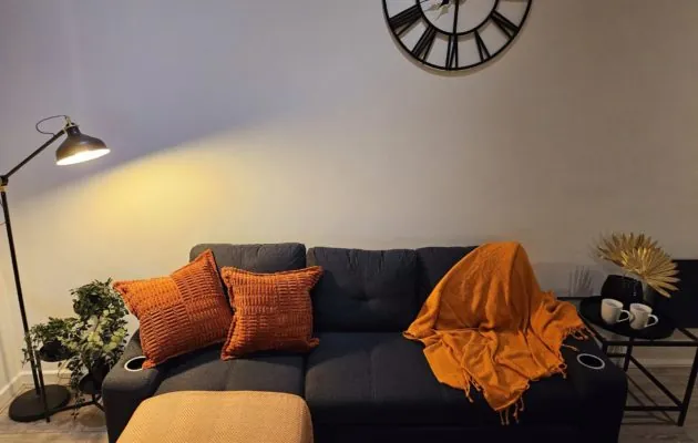 Comfortable living area with sofa seating and TV, giving contractors and professionals a welcoming place to switch off after work. A real living space makes Rodney Street particularly comfortable for weekly and extended stays.
