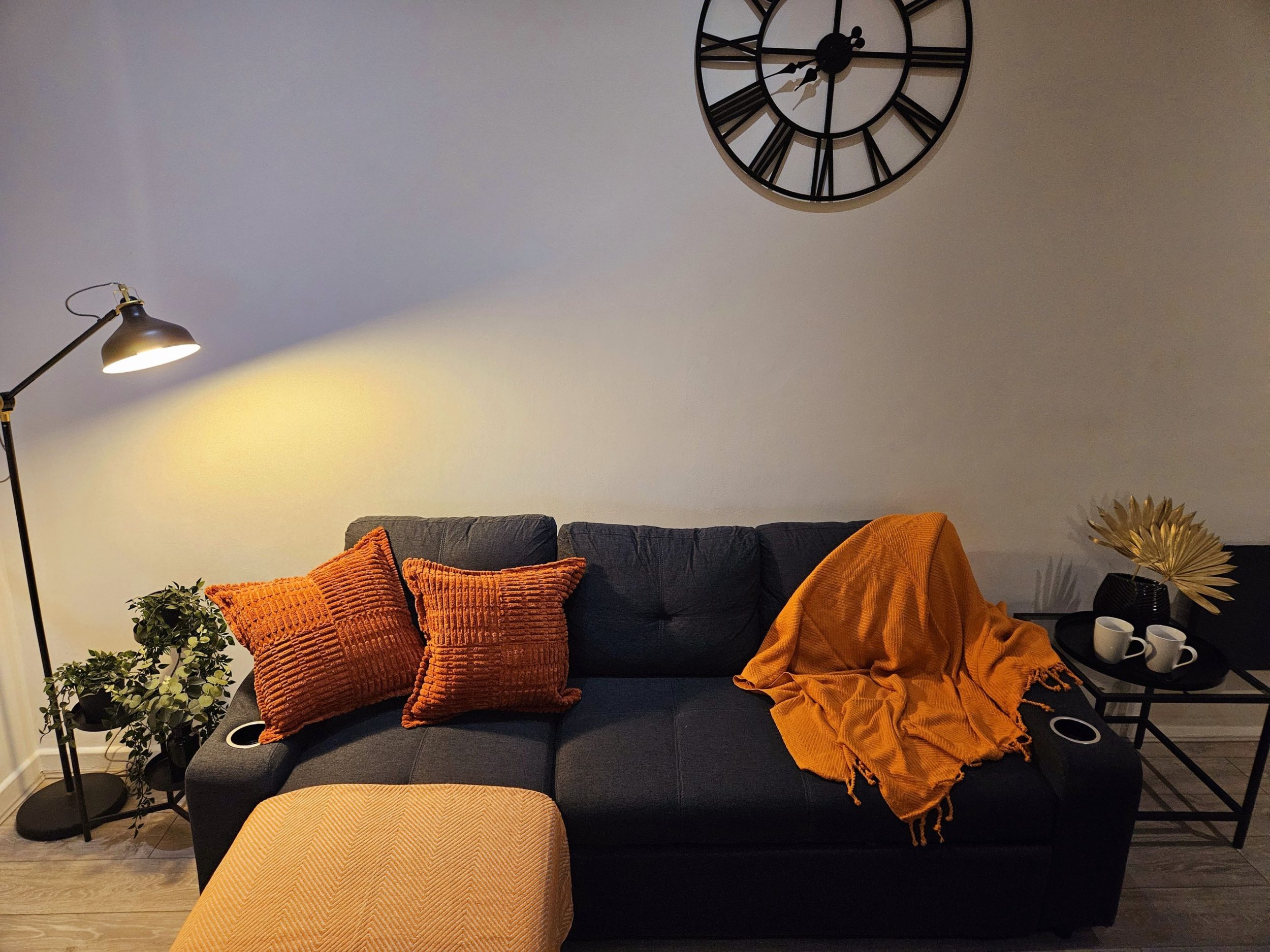 Comfortable living area with sofa seating and TV, giving contractors and professionals a welcoming place to switch off after work. A real living space makes Rodney Street particularly comfortable for weekly and extended stays.