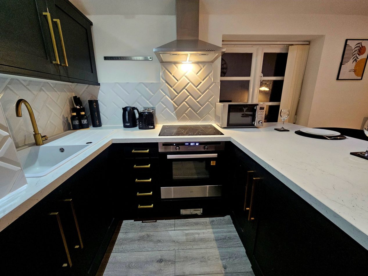 A practical, well-equipped kitchen means you can cook for yourself throughout your stay – a major advantage when working away for several weeks and a welcome alternative to eating out or ordering takeaway every night.