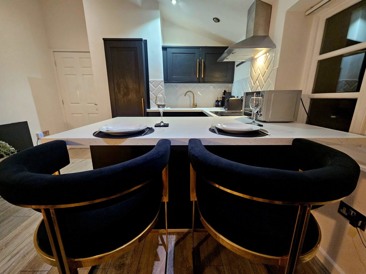 Dining space within the apartment gives you somewhere comfortable for meals, morning coffee or catching up on work. Another practical feature that makes Rodney Street particularly well suited to extended stays.