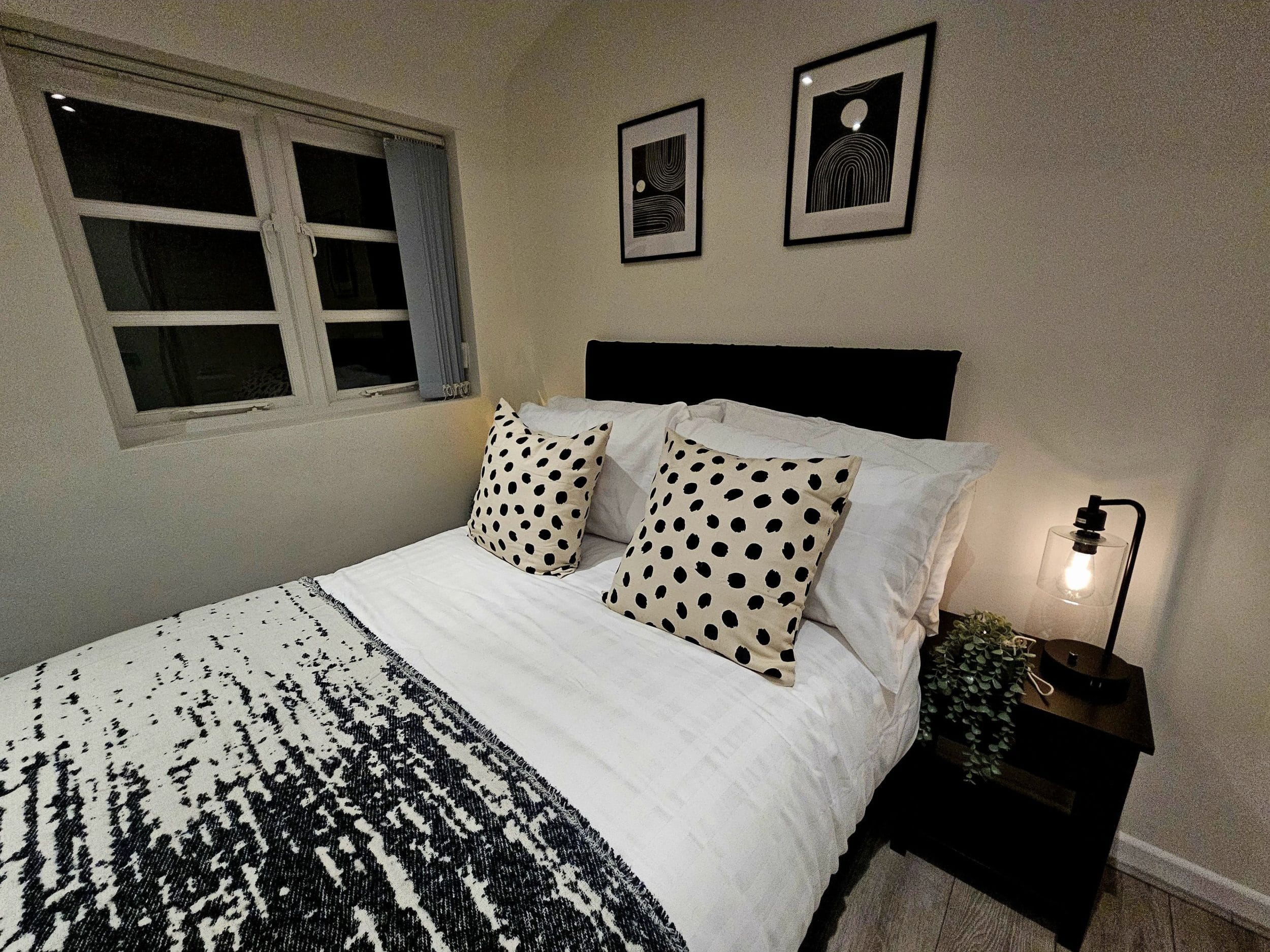 Comfortable living area with sofa seating and TV, giving contractors and professionals a welcoming place to switch off after work. A real living space makes Rodney Street particularly comfortable for weekly and extended stays.