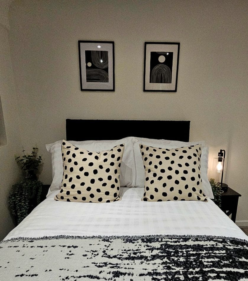 A comfortable double bed in a separate bedroom provides a restful space away from the living area. Perfect for professionals and contractors who need a good night’s sleep before another working day in Liverpool.