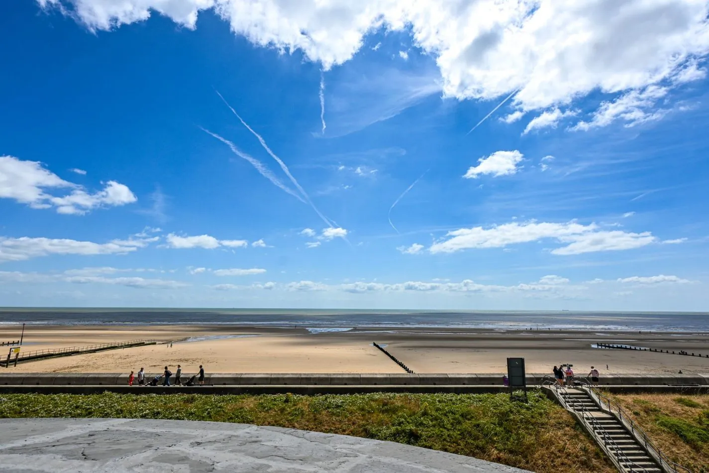 No need to pack up the car for a day at the seaside, the seaside is already here. Step outside and Dymchurch’s huge expanse of beach and sea stretches out right in front of you.