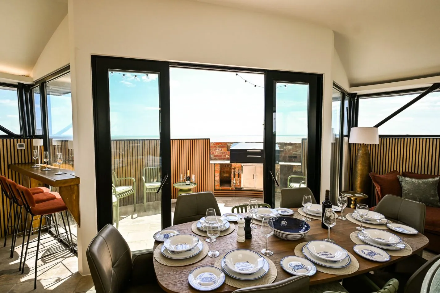 Gather everyone around the table for long breakfasts, celebratory dinners and evenings that stretch on. Throw open the doors to the balcony and let the sea air become part of the occasion.