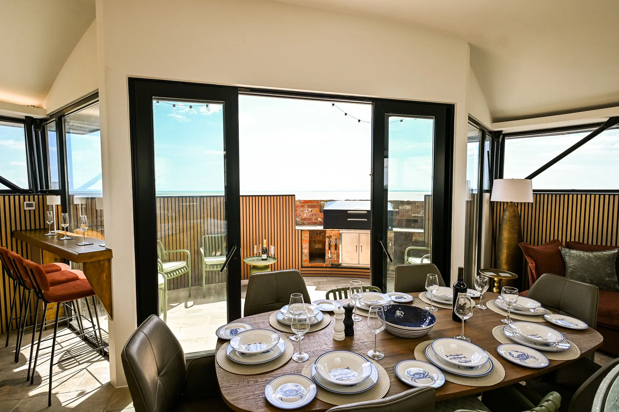 Gather everyone around the table for long breakfasts, celebratory dinners and evenings that stretch on. Throw open the doors to the balcony and let the sea air become part of the occasion.