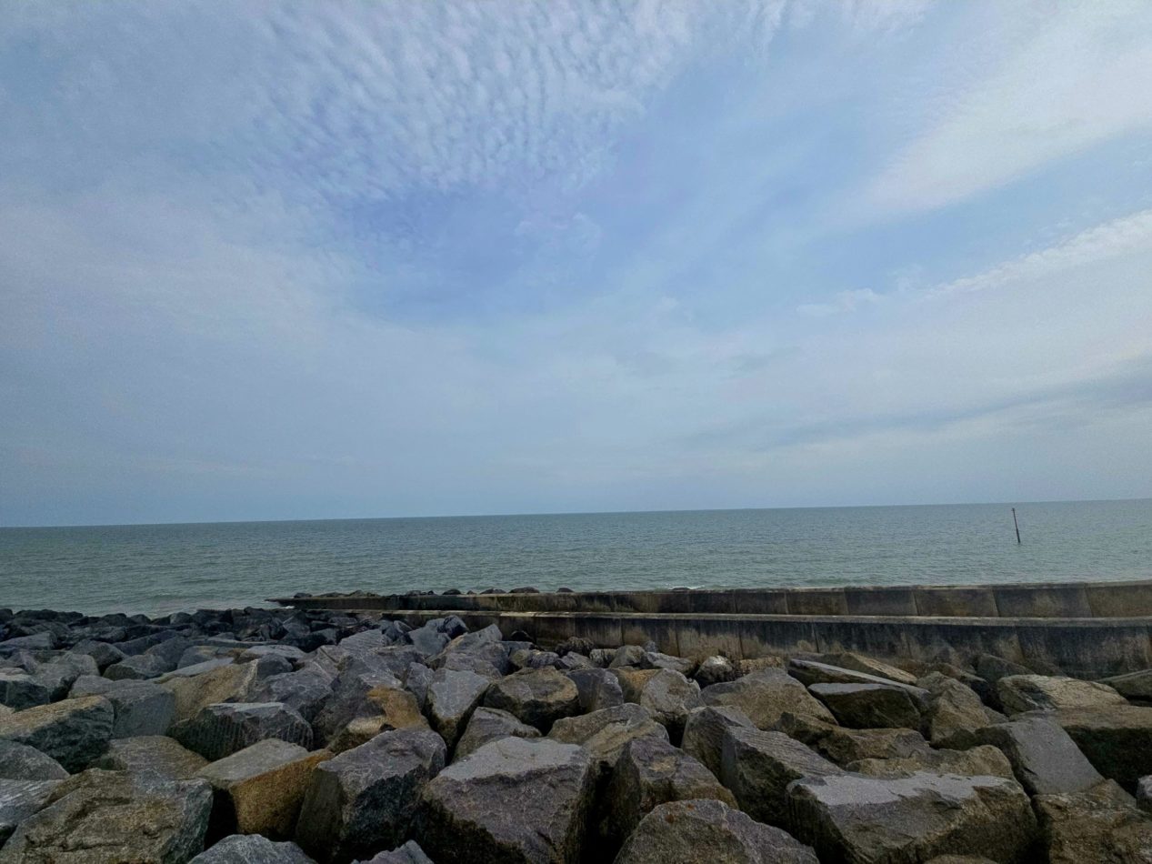 This is your neighbourhood for the weekend. Big skies, open water and the sound of the sea — perfect for early-morning walks, family beach days or wrapping up warm and wandering the shore in winter.