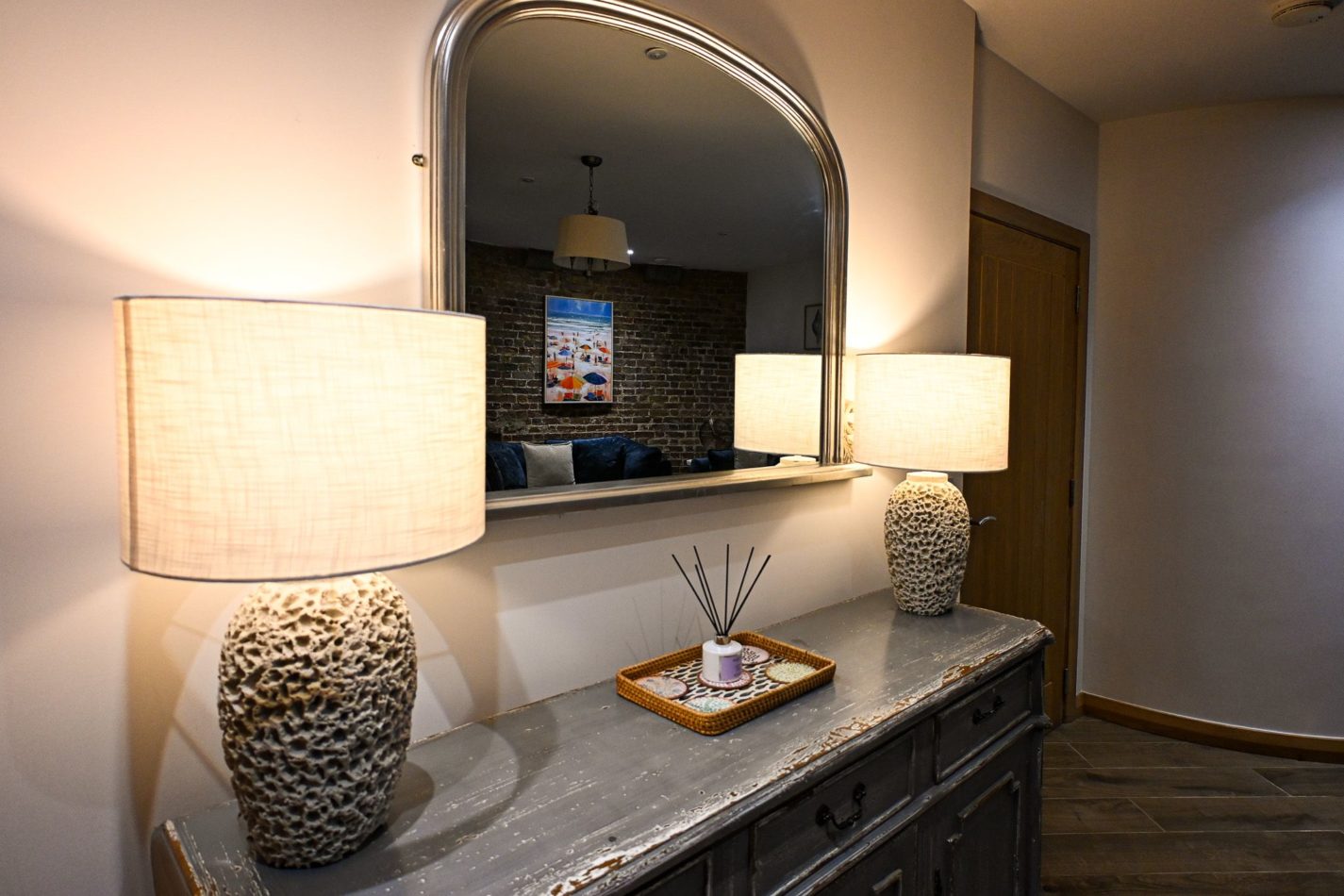 Martello 25 has been designed to feel special at every turn. Carefully chosen lighting, mirrors and furnishings bring warmth and luxury to the tower while allowing its incredible architecture to remain the star.