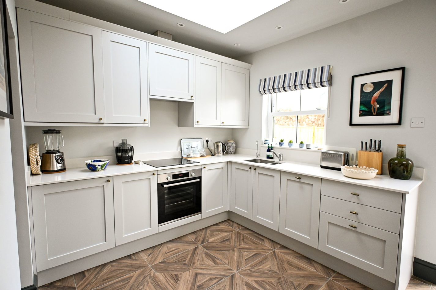 The bright kitchen has everything you need for a relaxed self catering stay, whether you are making breakfast before the beach or preparing dinner together.