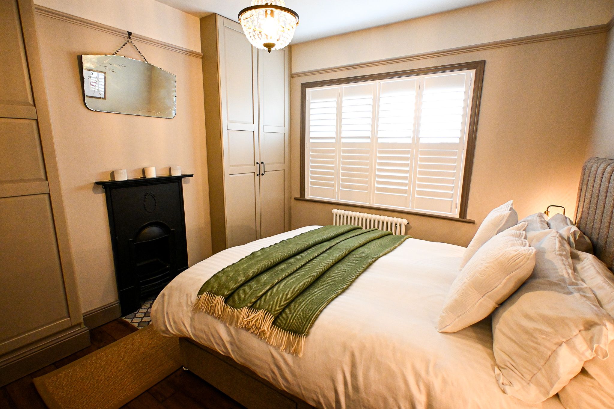 Wake up slowly in the inviting king bedroom, with its soft neutral tones, comfortable bed and welcoming atmosphere, ideal for a restful coastal escape.