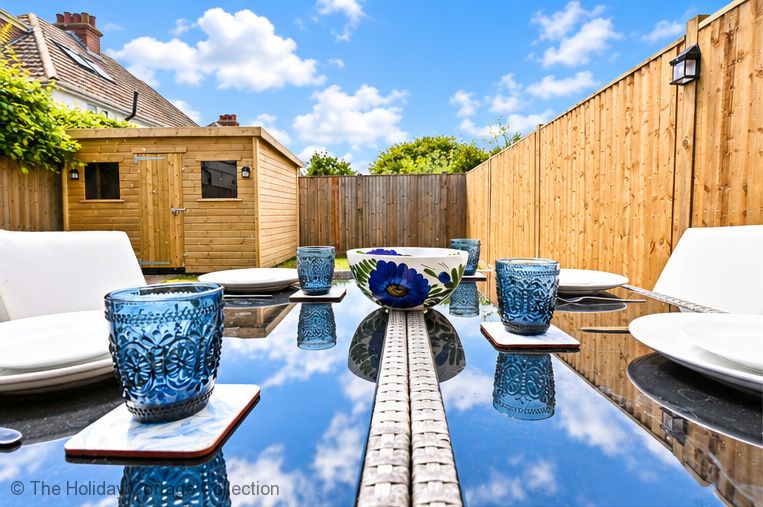 Take your morning coffee outside or enjoy dinner in the fresh sea air, with the enclosed garden offering a lovely space for spending time together.